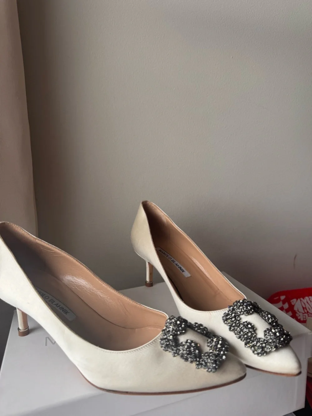 Manolo Blahnik Cream Satin pumps - Picture 3 of 13